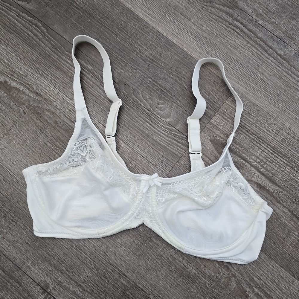 White lace trim bra size 36D in excellent condition